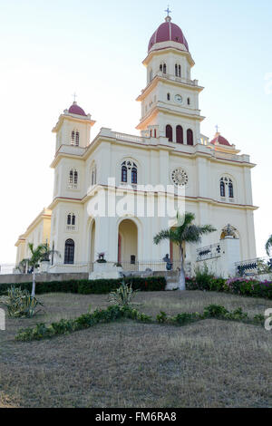 El Cobre, Cuba - 14 janvier 2016 : les gens marcher et prendre des photos en face de l'église El Cobre et sanctuaire 13km de santiag Banque D'Images