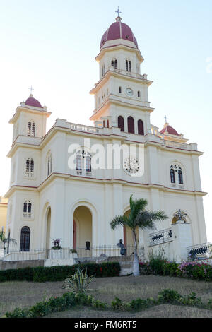 El Cobre, Cuba - 14 janvier 2016 : les gens marcher et prendre des photos en face de l'église El Cobre et sanctuaire 13km de santiag Banque D'Images