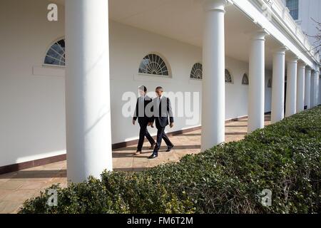 Le président des États-Unis, Barack Obama marche avec le premier ministre du Canada, Justin Trudeau, à travers la Colonnade à l'Oval Office suite à l'État Arrivée cérémonie à la Maison Blanche le 10 mars 2016 à Washington, DC. C'est la première visite d'état d'un premier ministre canadien en 20 ans. Banque D'Images