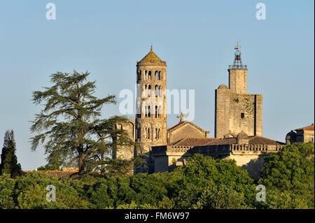 La France, Gard, Pays d'Uzege, Uzes, le château ducal appelé le Duche et St Theodorit Cathédrale avec la tour fenestrelle Banque D'Images