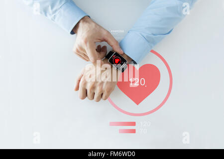 Close up of hands avec icône de cœur sur smart watch Banque D'Images