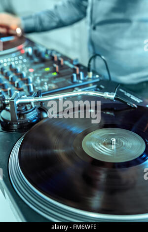 COBURG, ALLEMAGNE - circa 2015 MAI : DJ's mains sur l'équipement pont et mixer avec vinyl record at party Banque D'Images