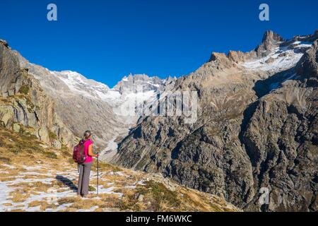 France, Isère, Parc National des Ecrins, Saint Christophe en Oisans, randonnée pédestre au-dessus de la tête de la Maye La Berarde hameau, face sud de La Meije (alt : 3983m) en arrière-plan Banque D'Images