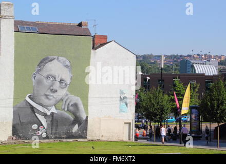 Une murale de l'Sheffielder Harry Brearley, qui a découvert l'acier inoxydable, dans le centre-ville de Sheffield, Yorkshire Angleterre UK Banque D'Images