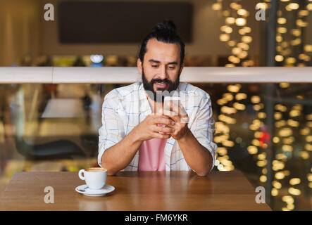 Homme heureux avec restaurant et café au smartphone Banque D'Images