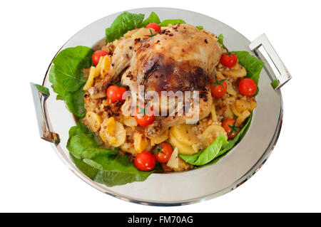 Plateau avec poulet farci cuit avec des pommes de terre et légumes Banque D'Images