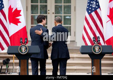 Le président des États-Unis, Barack Obama, escorts Premier ministre canadien Justin Trudeau à la suite d'une conférence de presse conjointe à la Maison Blanche le 10 mars 2016 à Washington, DC. C'est la première visite d'état d'un premier ministre canadien en 20 ans. Banque D'Images