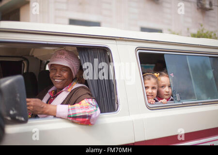 (160311) -- Gaza, 11 mars 2016 (Xinhua) -- Salwa Sorour est assis dans son mini-van avec les enfants dans la ville de Gaza, le 9 mars 2016. 40-year-old Salwa Sorour est la seule femme qui conduit un jardin d'enfants mini-van pour transporter les enfants dans la bande de Gaza. Le Bureau central palestinien de statistique (PCBS) publié mardi à la Journée internationale de la femme, montrant la participation des femmes au marché du travail qu'un quart par rapport à l'homme. Entre-temps, le rapport officiel a montré un écart de genre dans les salaires, où les femmes font quotidiennement salaire d'environ 21 dollars américains par rapport à salaire journalier de 27,5 dollars américains des hommes. (Yucheng Garden Banque D'Images