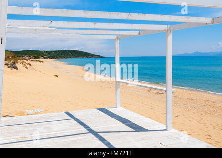 Terrasse en bois sur une plage à la recherche de la mer Banque D'Images