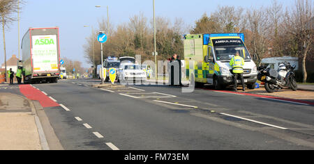 Fareham, Hampshire, Royaume-Uni. 11 mars, 2016. Un homme a malheureusement est mort ce matin à la suite d'une collision près de Fareham Asda impliquant un camion et une moto. La police a fermé l'A32 dans les deux sens après une route fatale Collison ce matin près de Fareham est la sauvegarde de la circulation dans les deux sens alors que la police et d'autres services d'urgence traitent de l'incident à proximité de l'Hoeford Garage d'autobus sur la route Gosport à Fareham Hampshire des agents de la police des routes sont actuellement face à un grave accident de la route sur l'A32 Road Gosport, Crédit : uknip/Alamy Live News Banque D'Images