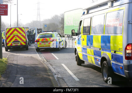 Fareham, Hampshire, Royaume-Uni. 11 mars, 2016. Un homme a malheureusement est mort ce matin à la suite d'une collision près de Fareham Asda impliquant un camion et une moto. La police a fermé l'A32 dans les deux sens après une route fatale Collison ce matin près de Fareham est la sauvegarde de la circulation dans les deux sens alors que la police et d'autres services d'urgence traitent de l'incident à proximité de l'Hoeford Garage d'autobus sur la route Gosport à Fareham Hampshire des agents de la police des routes sont actuellement face à un grave accident de la route sur l'A32 Road Gosport, Crédit : uknip/Alamy Live News Banque D'Images