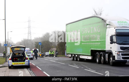 Fareham, Hampshire, Royaume-Uni. 11 mars, 2016. Un homme a malheureusement est mort ce matin à la suite d'une collision près de Fareham Asda impliquant un camion et une moto. La police a fermé l'A32 dans les deux sens après une route fatale Collison ce matin près de Fareham est la sauvegarde de la circulation dans les deux sens alors que la police et d'autres services d'urgence traitent de l'incident à proximité de l'Hoeford Garage d'autobus sur la route Gosport à Fareham Hampshire des agents de la police des routes sont actuellement face à un grave accident de la route sur l'A32 Road Gosport, Crédit : uknip/Alamy Live News Banque D'Images