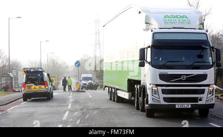 Fareham, Hampshire, Royaume-Uni. 11 mars, 2016. Un homme a malheureusement est mort ce matin à la suite d'une collision près de Fareham Asda impliquant un camion et une moto. La police a fermé l'A32 dans les deux sens après une route fatale Collison ce matin près de Fareham est la sauvegarde de la circulation dans les deux sens alors que la police et d'autres services d'urgence traitent de l'incident à proximité de l'Hoeford Garage d'autobus sur la route Gosport à Fareham Hampshire des agents de la police des routes sont actuellement face à un grave accident de la route sur l'A32 Road Gosport, Crédit : uknip/Alamy Live News Banque D'Images