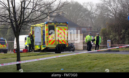 Fareham, Hampshire, Royaume-Uni. 11 mars, 2016. Un homme a malheureusement est mort ce matin à la suite d'une collision près de Fareham Asda impliquant un camion et une moto. La police a fermé l'A32 dans les deux sens après une route fatale Collison ce matin près de Fareham est la sauvegarde de la circulation dans les deux sens alors que la police et d'autres services d'urgence traitent de l'incident à proximité de l'Hoeford Garage d'autobus sur la route Gosport à Fareham Hampshire des agents de la police des routes sont actuellement face à un grave accident de la route sur l'A32 Road Gosport, Crédit : uknip/Alamy Live News Banque D'Images