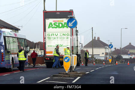 Fareham, Hampshire, Royaume-Uni. 11 mars, 2016. Un homme a malheureusement est mort ce matin à la suite d'une collision près de Fareham Asda impliquant un camion et une moto. La police a fermé l'A32 dans les deux sens après une route fatale Collison ce matin près de Fareham est la sauvegarde de la circulation dans les deux sens alors que la police et d'autres services d'urgence traitent de l'incident à proximité de l'Hoeford Garage d'autobus sur la route Gosport à Fareham Hampshire des agents de la police des routes sont actuellement face à un grave accident de la route sur l'A32 Road Gosport, Crédit : uknip/Alamy Live News Banque D'Images