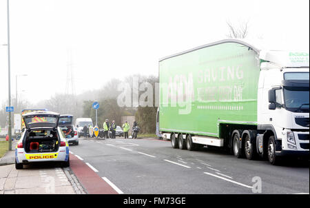 Fareham, Hampshire, Royaume-Uni. 11 mars, 2016. Un homme a malheureusement est mort ce matin à la suite d'une collision près de Fareham Asda impliquant un camion et une moto. La police a fermé l'A32 dans les deux sens après une route fatale Collison ce matin près de Fareham est la sauvegarde de la circulation dans les deux sens alors que la police et d'autres services d'urgence traitent de l'incident à proximité de l'Hoeford Garage d'autobus sur la route Gosport à Fareham Hampshire des agents de la police des routes sont actuellement face à un grave accident de la route sur l'A32 Road Gosport, Crédit : uknip/Alamy Live News Banque D'Images