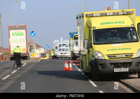 Fareham, Hampshire, Royaume-Uni. 11 mars, 2016. Un homme a malheureusement est mort ce matin à la suite d'une collision près de Fareham Asda impliquant un camion et une moto. La police a fermé l'A32 dans les deux sens après une route fatale Collison ce matin près de Fareham est la sauvegarde de la circulation dans les deux sens alors que la police et d'autres services d'urgence traitent de l'incident à proximité de l'Hoeford Garage d'autobus sur la route Gosport à Fareham Hampshire des agents de la police des routes sont actuellement face à un grave accident de la route sur l'A32 Road Gosport, Crédit : uknip/Alamy Live News Banque D'Images