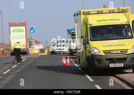 Fareham, Hampshire, Royaume-Uni. 11 mars, 2016. Un homme a malheureusement est mort ce matin à la suite d'une collision près de Fareham Asda impliquant un camion et une moto. La police a fermé l'A32 dans les deux sens après une route fatale Collison ce matin près de Fareham est la sauvegarde de la circulation dans les deux sens alors que la police et d'autres services d'urgence traitent de l'incident à proximité de l'Hoeford Garage d'autobus sur la route Gosport à Fareham Hampshire des agents de la police des routes sont actuellement face à un grave accident de la route sur l'A32 Road Gosport, Crédit : uknip/Alamy Live News Banque D'Images