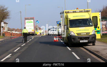 Fareham, Hampshire, Royaume-Uni. 11 mars, 2016. Un homme a malheureusement est mort ce matin à la suite d'une collision près de Fareham Asda impliquant un camion et une moto. La police a fermé l'A32 dans les deux sens après une route fatale Collison ce matin près de Fareham est la sauvegarde de la circulation dans les deux sens alors que la police et d'autres services d'urgence traitent de l'incident à proximité de l'Hoeford Garage d'autobus sur la route Gosport à Fareham Hampshire des agents de la police des routes sont actuellement face à un grave accident de la route sur l'A32 Road Gosport, Crédit : uknip/Alamy Live News Banque D'Images