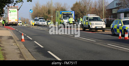 Fareham, Hampshire, Royaume-Uni. 11 mars, 2016. Un homme a malheureusement est mort ce matin à la suite d'une collision près de Fareham Asda impliquant un camion et une moto. La police a fermé l'A32 dans les deux sens après une route fatale Collison ce matin près de Fareham est la sauvegarde de la circulation dans les deux sens alors que la police et d'autres services d'urgence traitent de l'incident à proximité de l'Hoeford Garage d'autobus sur la route Gosport à Fareham Hampshire des agents de la police des routes sont actuellement face à un grave accident de la route sur l'A32 Road Gosport, Crédit : uknip/Alamy Live News Banque D'Images