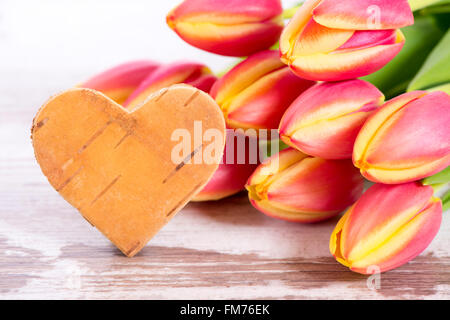 Bouquet de fleurs tulipes avec coeur comme symbole d'amour et de cadeaux Banque D'Images