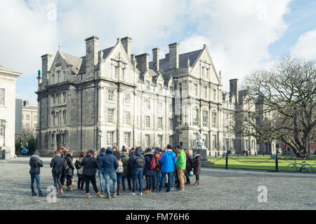 Voyages en groupe à la Trinity College Dublin campus Banque D'Images