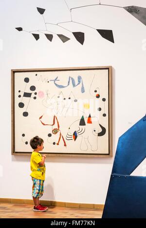 Espagne, Catalogne, Barcelone, Montjuic, la Fondation Joan Miro, le musée conçu par l'architecte Catalan Josep Lluis Sert et ouvert en 1975, Joan Miro peinture et sculpture d'Alexander Calder Banque D'Images