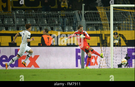 Dortmund, Allemagne. 10 Mar, 2016. Le gardien Roman Weidenfeller Dortmund en action contre le Fils de Heung-Min Tottenham au cours de la Ligue Europa correspondre entre Borussia Dortmund et Tottenham Hotspur au Signal Iduna Park de Dortmund, Allemagne, 10 mars 2016. Photo : Bernd Thissen/dpa/Alamy Live News Banque D'Images