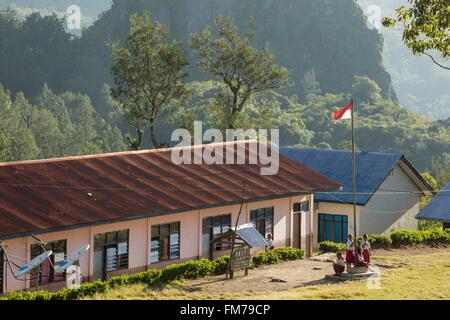 L'Indonésie, Timor Occidental, au sud du Timor central Regency, Fatumnasi, devant l'école écolier Banque D'Images