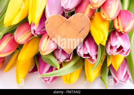 Bouquet de fleurs tulipes avec coeur comme symbole d'amour et de cadeaux Banque D'Images