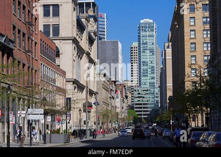 Le Canada, la province du Québec, Montréal, centre-ville, rue McGill et l'Altoria Aimia Tour surplombant Square Victoria Banque D'Images