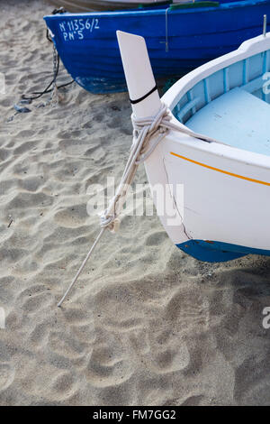 Proue d'un couple de petites coffret bois bateaux de pêche sur la plage de sable. Banque D'Images