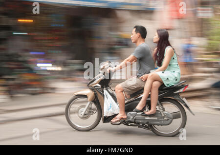 Un cyclomoteur voyager dans Hanoi, Vietnam Banque D'Images