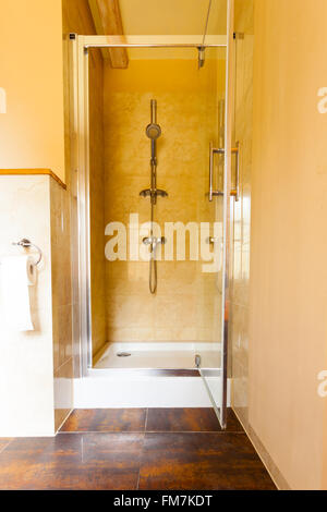 L'hygiène. Libre de douche, wc séparés. Intérieur de salle de bains carrelée. Banque D'Images