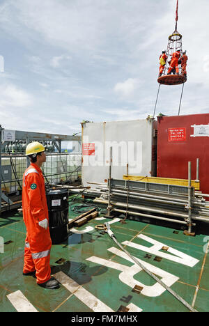 SONGKLA - le 10 juin : les travailleurs sur les plate-forme pétrolière dans le golfe de Thaïlande à partir de Songkra shore à environ 230 km, la Thaïlande le 10 juin 2008. Banque D'Images