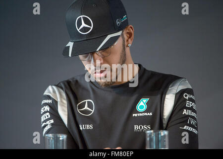 Fellbach, Allemagne. Mar 11, 2016. Le coureur de Formule 1 Lewis Hamilton assister à une conférence de presse à l'occasion du début de la nouvelle saison de course à Fellbach, Allemagne, 11 mars 2016. Photo : Marijan Murat/dpa/Alamy Live News Banque D'Images