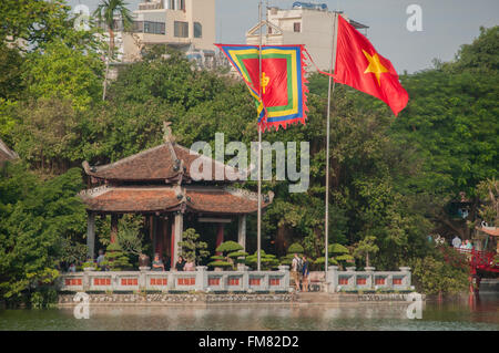 Le temple Ngoc Son, reflété dans le lac Hoan Kiem, Hanoi, Vietnam Banque D'Images