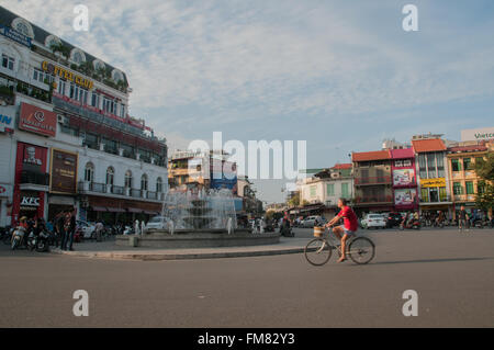 Trafic passant par Hanoï, montrant le motion blur, Vietnam, octobre Banque D'Images