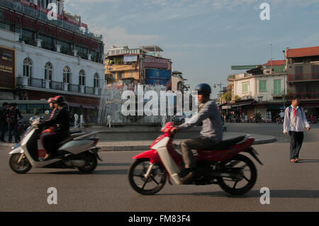 Trafic passant par Hanoï, montrant le motion blur, Vietnam, octobre Banque D'Images