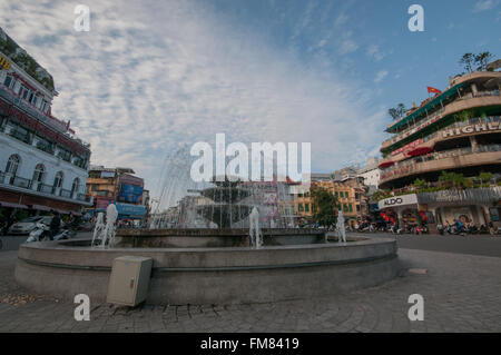 Trafic passant par Hanoï, montrant le motion blur, Vietnam, octobre Banque D'Images