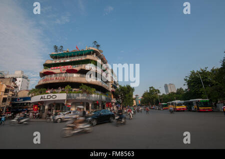 Trafic passant par Hanoï, montrant le motion blur, Vietnam, octobre Banque D'Images