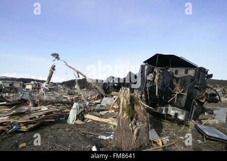 Minami Sanriku, préfecture de Miyagi, au Japon. Mar 17, 2011. Près de la gare Locomotive à vapeur ont détruit au tsunami a frappé la ville détruite à Minami Sanriku, au nord-est de Tokyo, le 17 mars 2011, au Japon. Le 11 mars 2011, un séisme a frappé le Japon d'une magnitude de 9,0, le plus important de l'histoire de la nation et l'un des cinq plus puissant jamais enregistré dans le monde. Dans l'heure du séisme, villages qui bordent les rives ont été écrasées par un gigantesque tsunami, causé par l'énergie libérée par le séisme. Avec des vagues de quatre ou cinq mètres de haut, ils s'est écrasé sur civ Banque D'Images