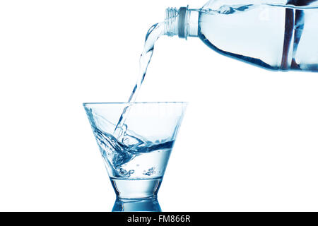 Verser de l'eau dans le verre avec splash isolated on white Banque D'Images