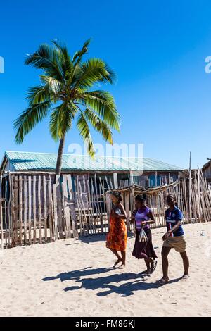 Madagascar, région de Menabe, Belo sur Mer, les femmes dans le village Banque D'Images