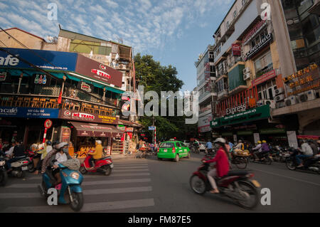 Trafic passant par Hanoï, montrant le motion blur, Vietnam, octobre Banque D'Images