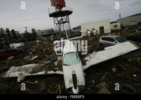 22 mars 2011 - Sendai, préfecture de Miyagi, Japon - Vue de débris et de boue couverte au tsunami a frappé l'aéroport détruit à Sendai le 22 mars 2011, le Japon. Le 11 mars 2011, un séisme a frappé le Japon d'une magnitude de 9,0, le plus important de l'histoire de la nation et l'un des cinq plus puissant jamais enregistré dans le monde. Dans l'heure du séisme, villages qui bordent les rives ont été écrasées par un gigantesque tsunami, causé par l'énergie libérée par le séisme. Avec des vagues de quatre ou cinq mètres de haut, ils s'est écrasé par l'intermédiaire de maisons de civils, des villes et des champs. (Crédit Image : © Banque D'Images