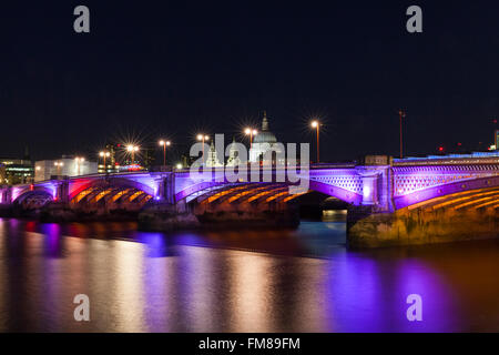Blackfriar's Bridge avec la Cathédrale de St Paul, derrière la nuit. Londres, Angleterre Banque D'Images