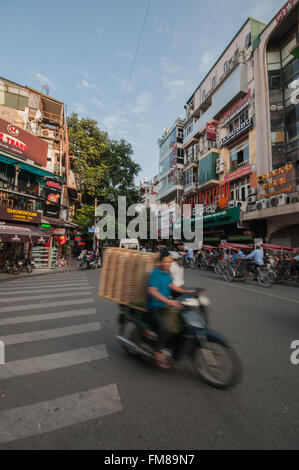 Trafic passant par Hanoï, montrant le motion blur, Vietnam, octobre Banque D'Images