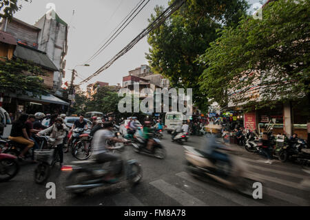 Trafic passant par Hanoï, montrant le motion blur, Vietnam, octobre Banque D'Images