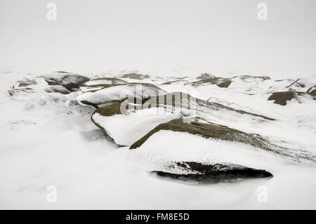 Paysage abstrait de roches couvertes de neige sur Kinder scout dans le Peak District, Derbyshire. Banque D'Images